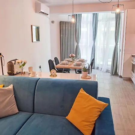 Vanilla Luxury N Pool Apartament *