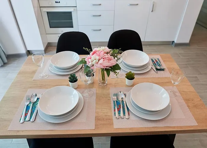 Vanilla Luxury N Pool Apartament *